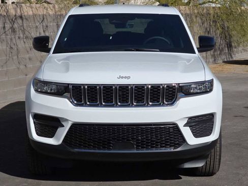 New 2025 Jeep Grand Cherokee Laredo image 4