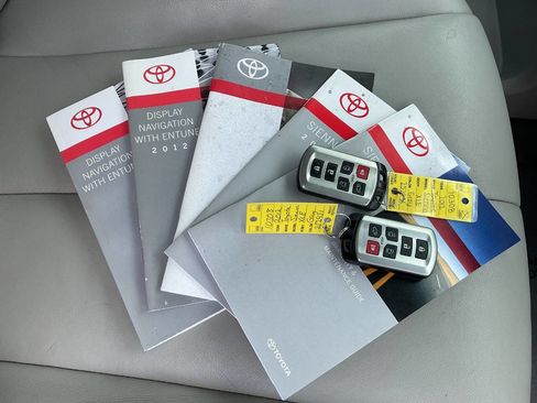 Used 2012 Toyota Sienna XLE FWD image 45