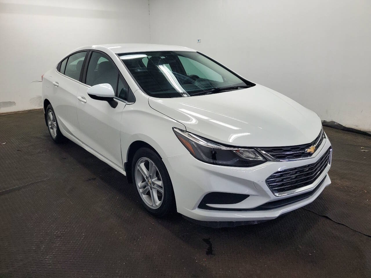 Used 2017 Chevrolet Cruze LT FWD image 3