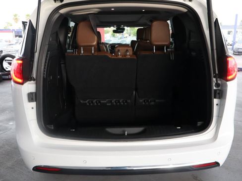 Used 2018 Chrysler Pacifica Limited w/ Advanced Safetytec Group FWD image 32