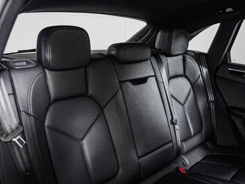 Certified 2025 Porsche Macan AWD/4WD image 6