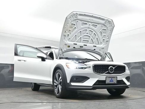 Used 2023 Volvo V60 B5 Cross Country Plus w/ Climate Package image 55