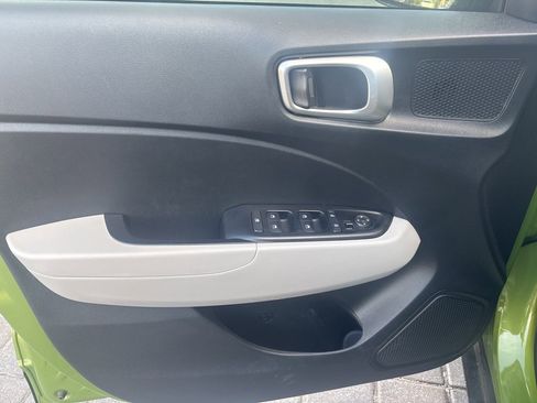 Used 2023 Hyundai Venue SEL image 11