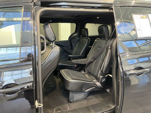 Used 2025 Chrysler Pacifica Limited FWD image 34