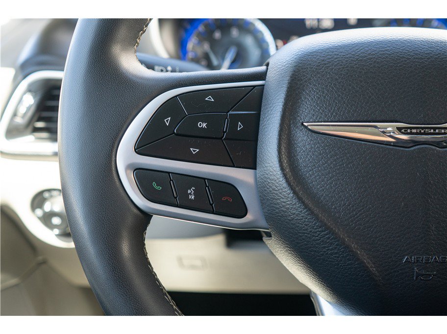 Used 2023 Chrysler Pacifica Touring-L FWD image 11