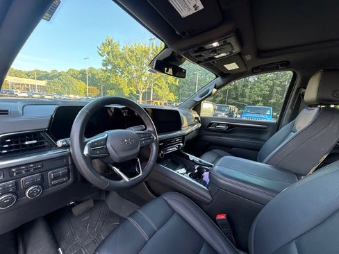 Used 2025 Chevrolet Suburban RST w/ Comfort Package AWD/4WD image 9
