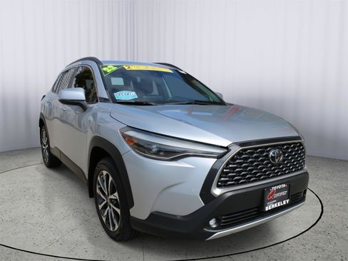 Used 2022 Toyota Corolla Cross XLE w/ Convenience Package FWD image 1