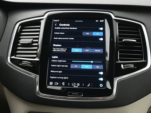 Used 2023 Volvo XC90 T8 Plus image 18