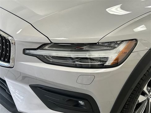 Used 2025 Volvo V60 B5 Cross Country Plus image 7