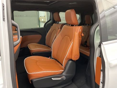 New 2026 Chrysler Pacifica Pinnacle w/ Trailer Tow Group image 17