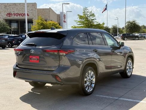 Used 2024 Toyota Highlander Limited AWD/4WD image 4