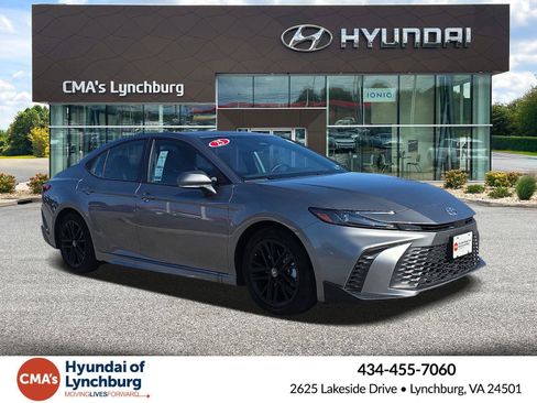 Used 2025 Toyota Camry SE image 1