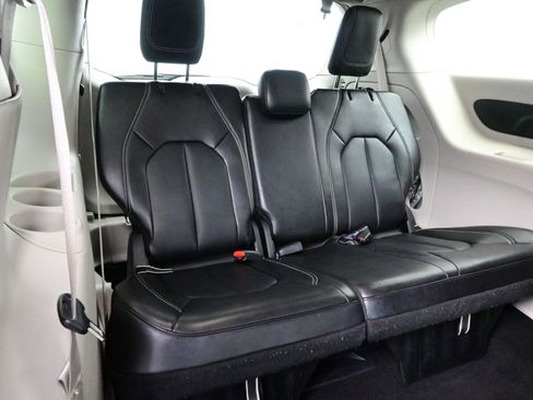 Used 2024 Chrysler Pacifica Touring-L image 17