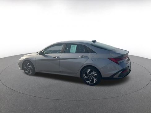 Used 2025 Hyundai Elantra Limited image 10