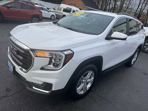 Used 2023 GMC Terrain SLE w/ Driver Convenience Package image 3