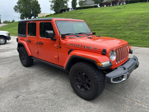 Used 2018 Jeep Wrangler Unlimited Sahara w/ Dual Top Group AWD/4WD image 7