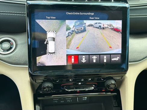 Used 2022 Jeep Grand Cherokee Limited w/ Luxury Tech Group II image 34