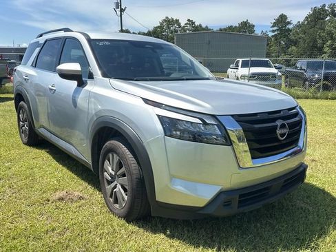 Used 2024 Nissan Pathfinder SV FWD image 11