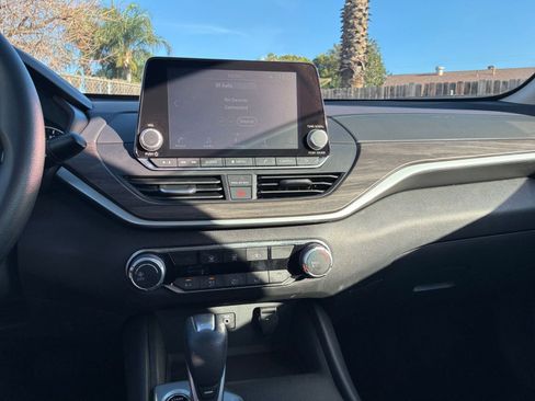 Used 2025 Nissan Altima 2.5 SV image 17