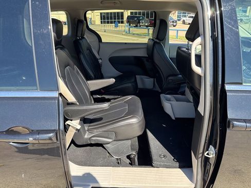 Used 2023 Chrysler Pacifica Touring-L image 12