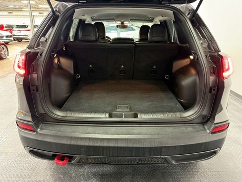 Used 2019 Jeep Cherokee Trailhawk w/ Cold Weather Group AWD/4WD image 21