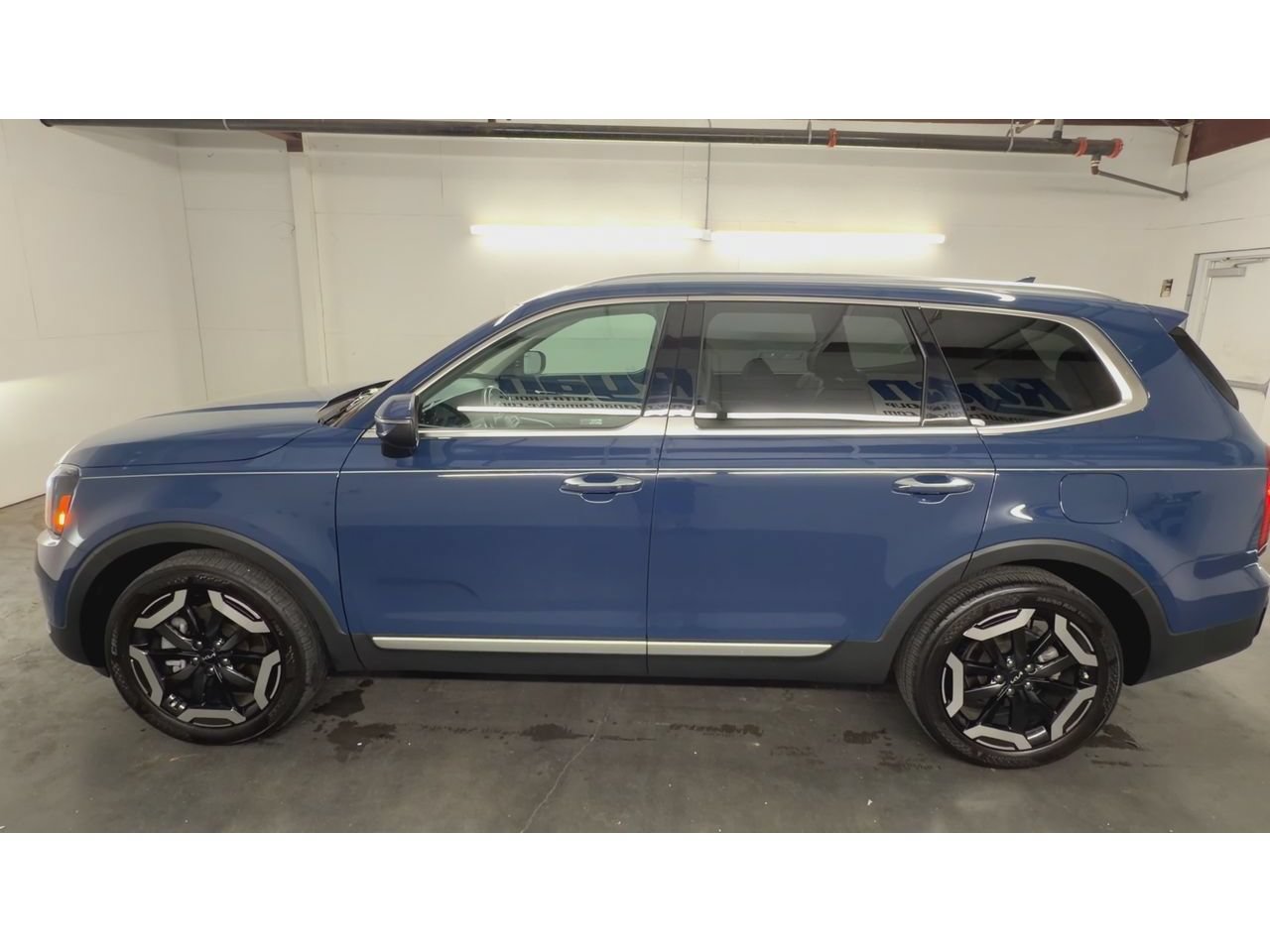 Used 2025 Kia Telluride S FWD image 5