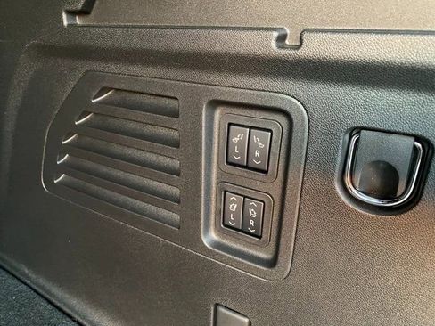 Used 2025 GMC Acadia Denali w/ Super Cruise Package image 11