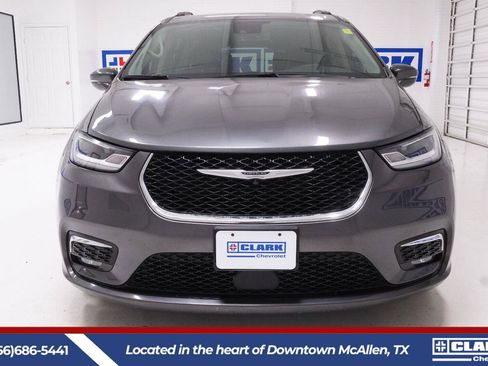 Used 2022 Chrysler Pacifica Touring-L FWD image 2