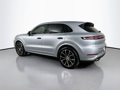Certified 2026 Porsche Cayenne E-Hybrid AWD/4WD image 3