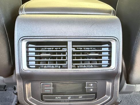 Used 2025 Volkswagen Atlas SE AWD/4WD image 24