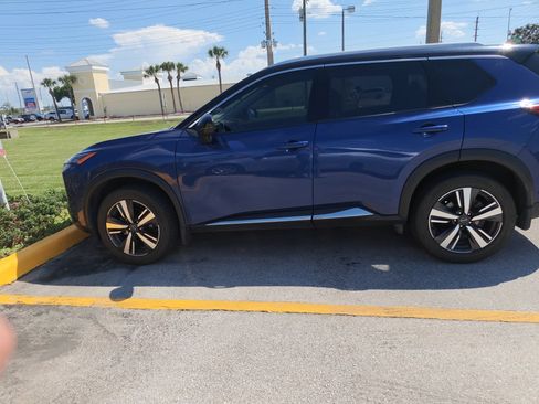 Used 2023 Nissan Rogue SL w/ SL Premium Package image 2