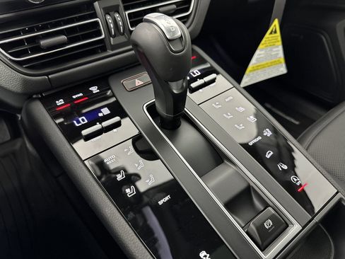 Certified 2025 Porsche Macan image 18