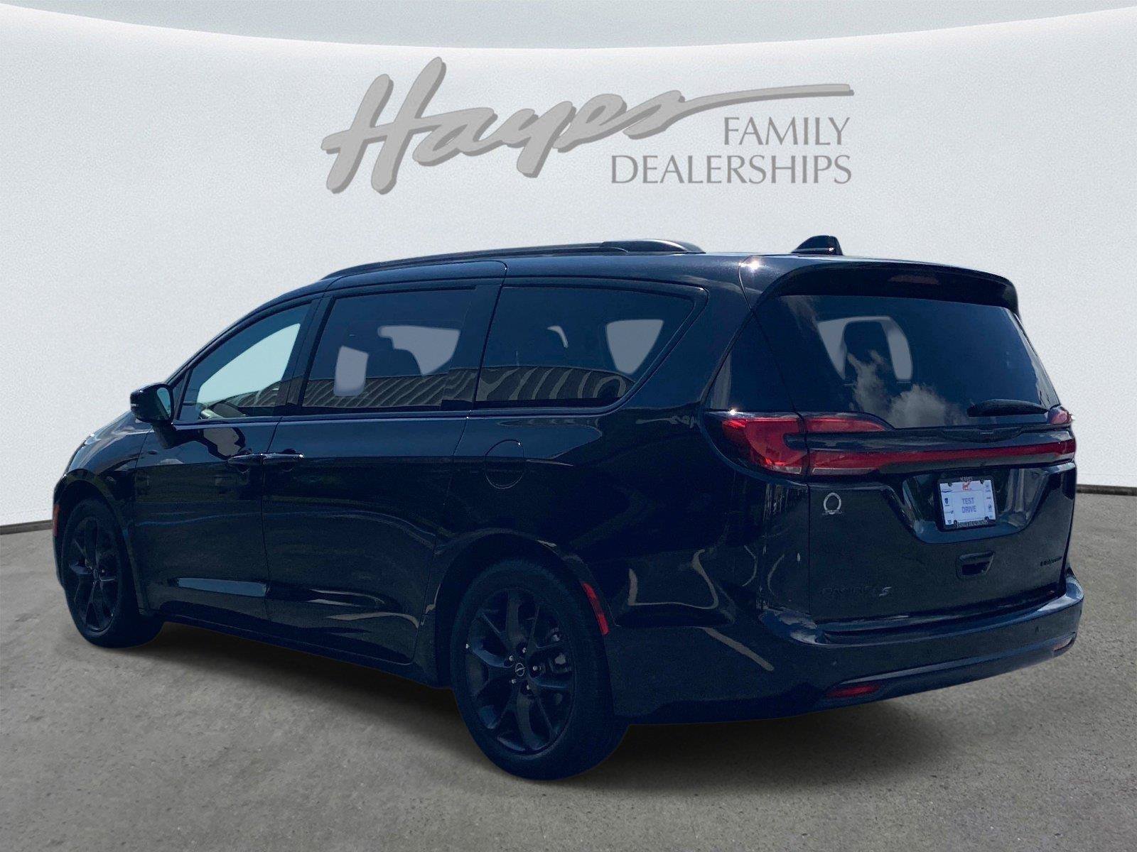 Used 2025 Chrysler Pacifica Limited FWD image 9