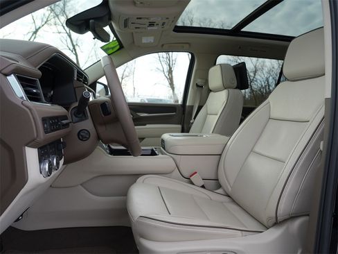 Used 2024 GMC Yukon XL Denali w/ Advanced Technology Package image 16