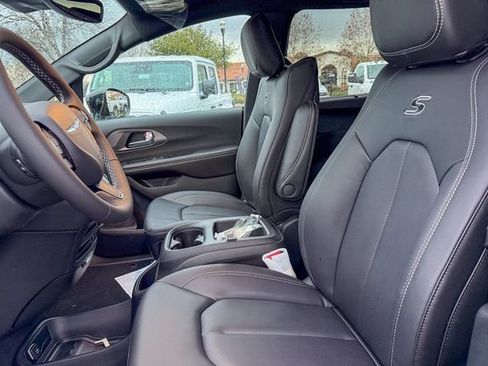 New 2026 Chrysler Pacifica Select FWD image 12