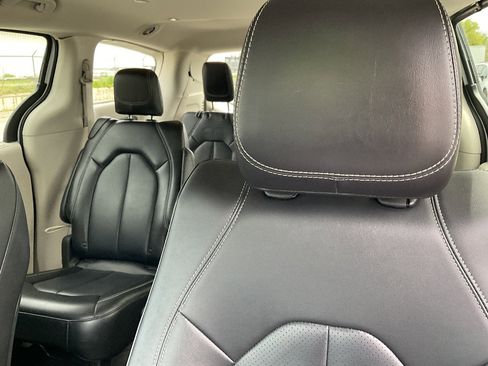 Used 2024 Chrysler Pacifica Touring-L FWD image 13