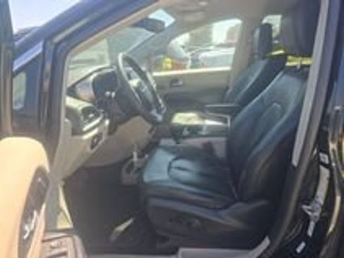 Used 2022 Chrysler Pacifica Touring-L w/ Uconnect Theater Family Group FWD image 18