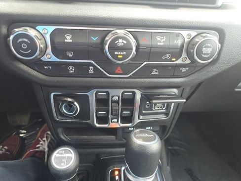Used 2025 Jeep Gladiator Overland AWD/4WD image 22