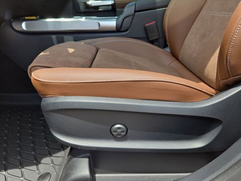 New 2025 Mercedes-Benz GLB 250 image 17