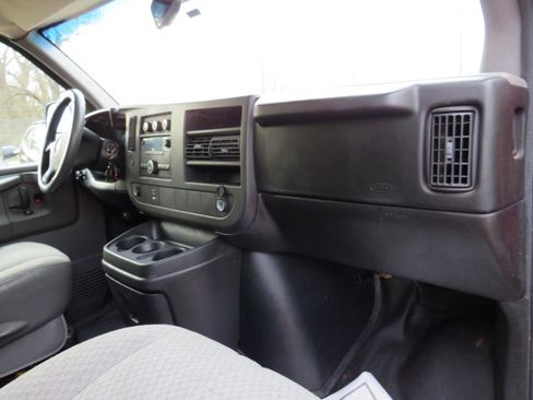 Used 2009 Chevrolet Express 2500 RWD image 21