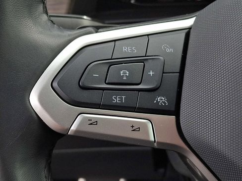 Used 2025 Volkswagen Atlas SEL Premium R-Line image 18