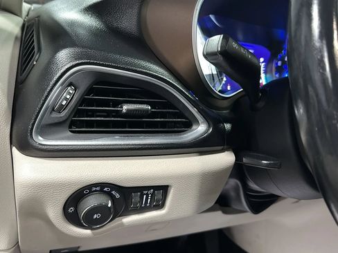 Used 2017 Chrysler Pacifica Touring-L Plus FWD image 33