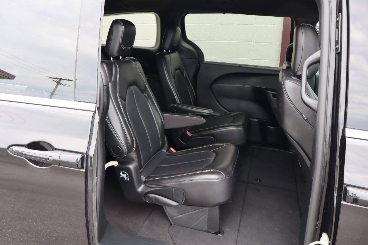 Used 2025 Chrysler Pacifica Select FWD image 7