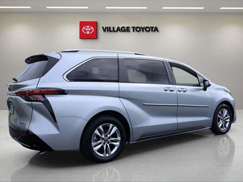 Certified 2022 Toyota Sienna Limited FWD image 5