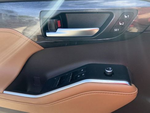 Used 2021 Toyota Highlander Platinum image 14