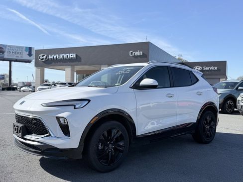 Used 2024 Buick Encore GX Sport Touring image 3