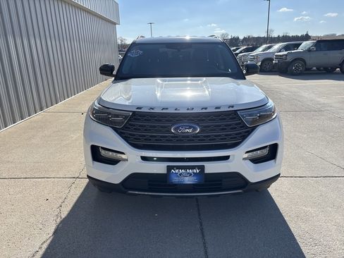 Used 2022 Ford Explorer XLT w/ Equipment Group 202A image 2