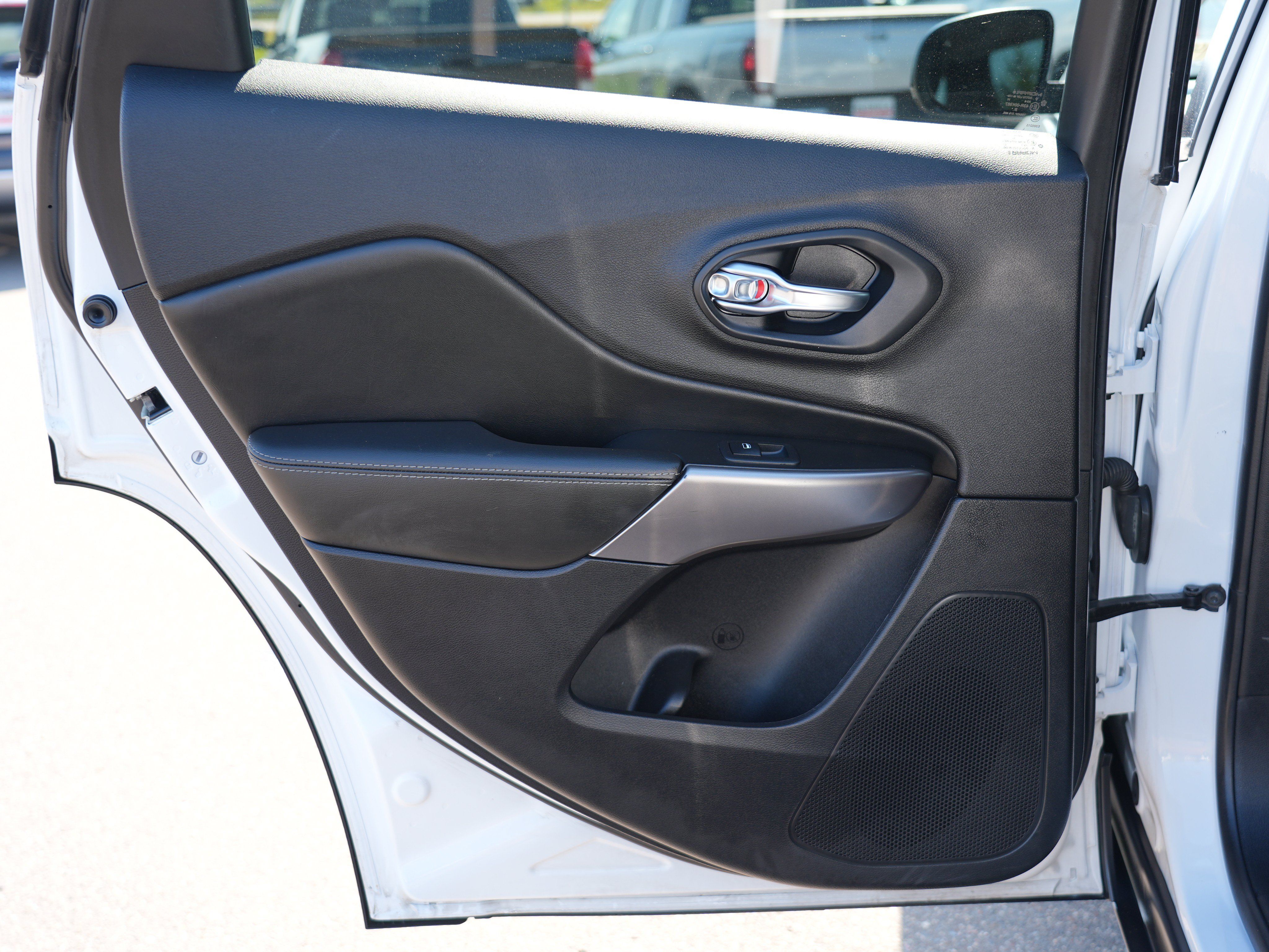 Used 2019 Jeep Cherokee Limited AWD/4WD image 21