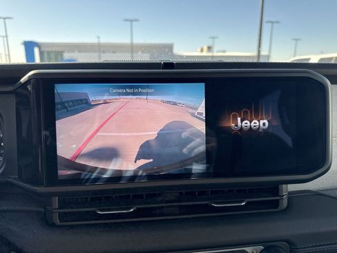 Used 2025 Jeep Wrangler Sahara image 17