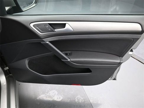 Used 2015 Volkswagen Golf S image 32